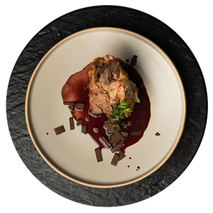CORDERO-CON-SALSA-DE-SIRAH-Y-CHOCOLATE