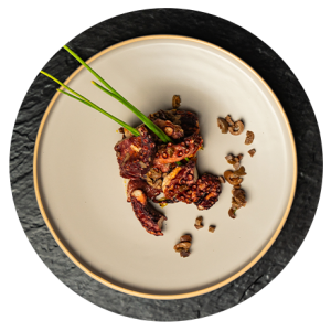 PULPO-ASADO-CON-OLIVA,-PIMENTÓN-ESPAÑOL-Y-BRUNOISE-DE-ACEITUNAS-NEGRAS